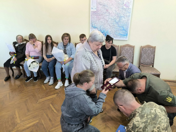 Родинам полеглих захисників з Тульчинської громади передали державні нагороди