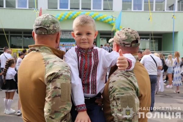 Сина загиблого на війні КОРДівця у перший клас повели побратими батька