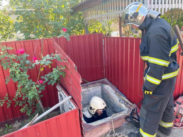 У Ладижині рятувальники дістали чоловіка з колодязя