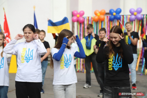 У День захисника учні та вчителі вінницького ліцею провели благодійний захід, щоб допомогти воїнам