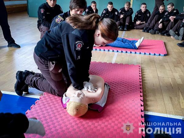 Вінницькі поліцейські навчали ліцеїстів МВС основам домедичної допомоги