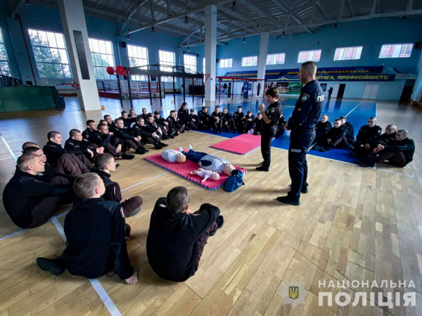 Вінницькі поліцейські навчали ліцеїстів МВС основам домедичної допомоги