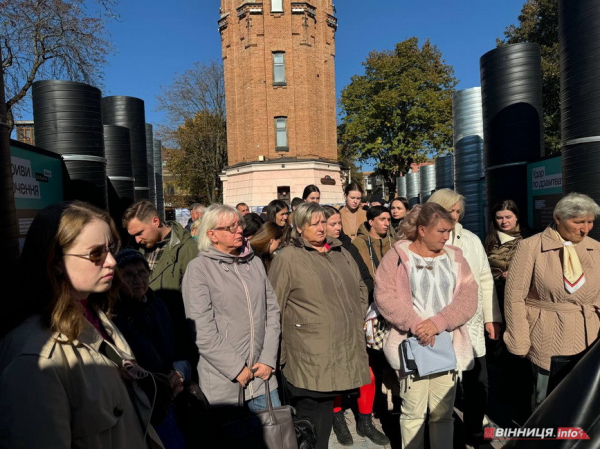 «Нас тримає любов до своїх рідних»: у Вінниці відкрили виставку «86 днів Оборони Маріуполя»