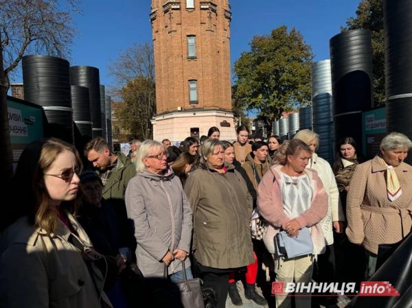 «Нас тримає любов до своїх рідних»: у Вінниці відкрили виставку «86 днів Оборони Маріуполя»