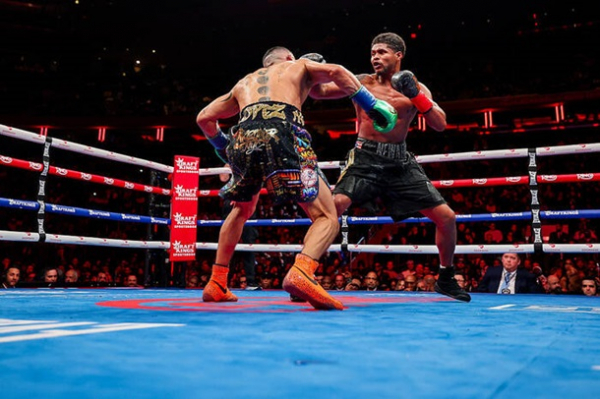 Шакур впевнено переміг Теофімо і забрав титул у першій напівсередній вазі